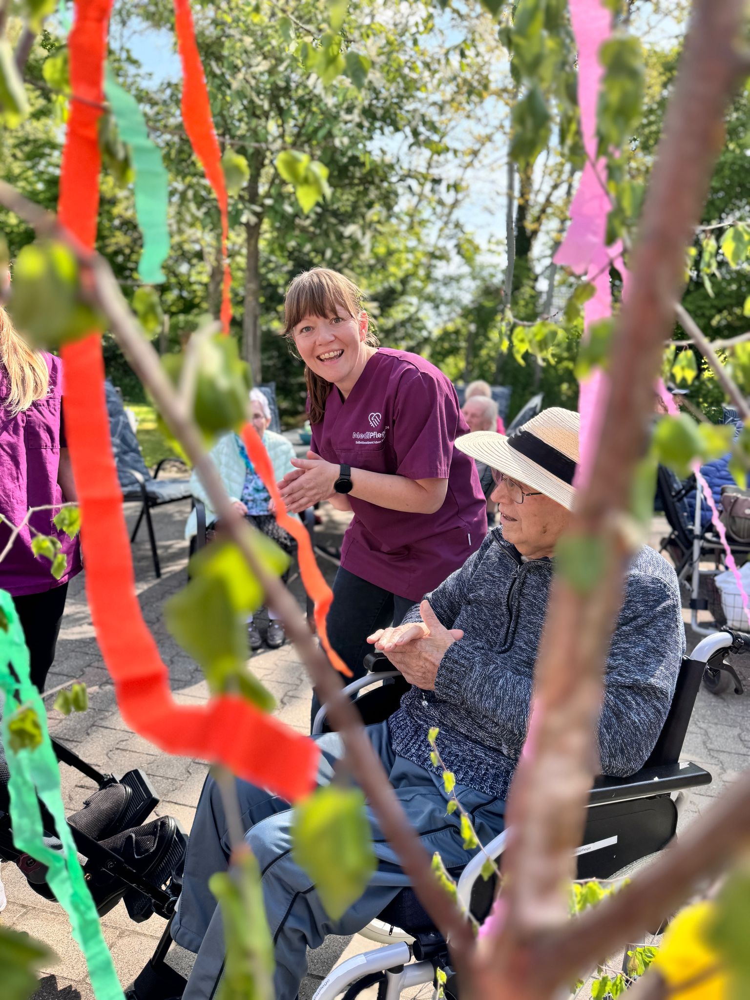 Maibaumsetzen in der Tagespflege